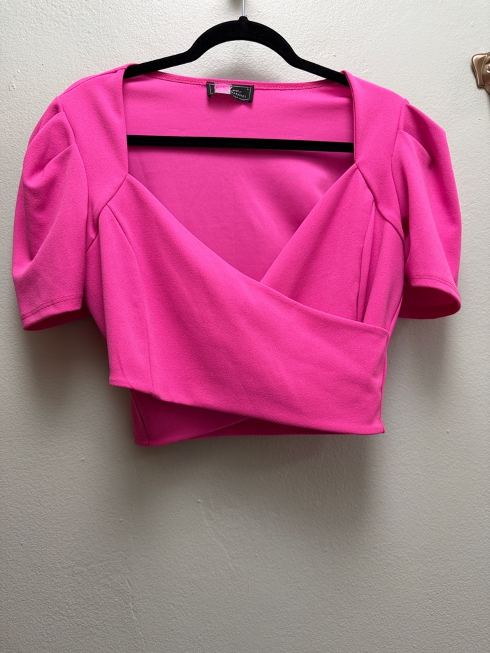 Cropped Wrap V‑Neck Top in Bright Pink